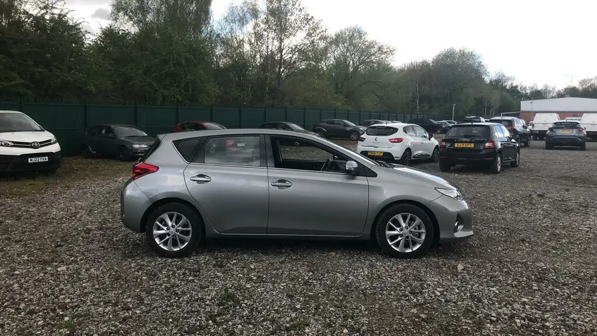 2015-toyota-auris-133-vvt-i-icon-ss-hatchback-big-15
