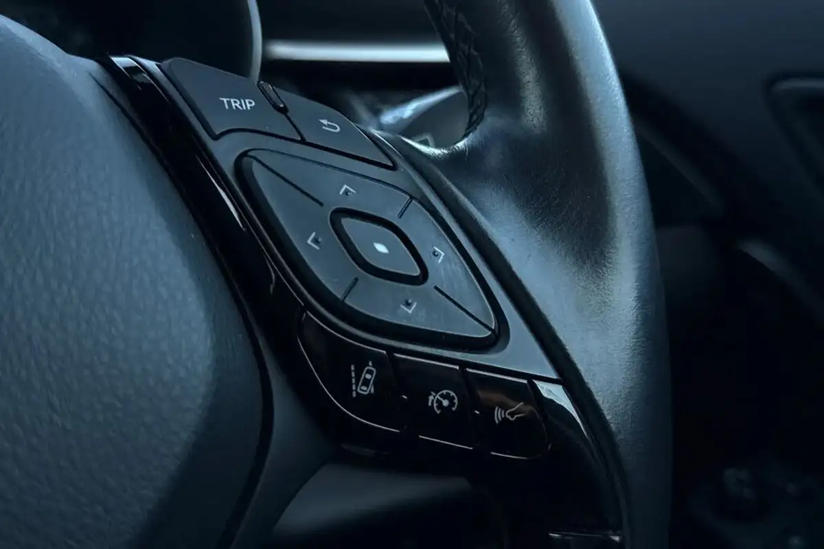 2018-toyota-c-hr-12-dynamic-big-31