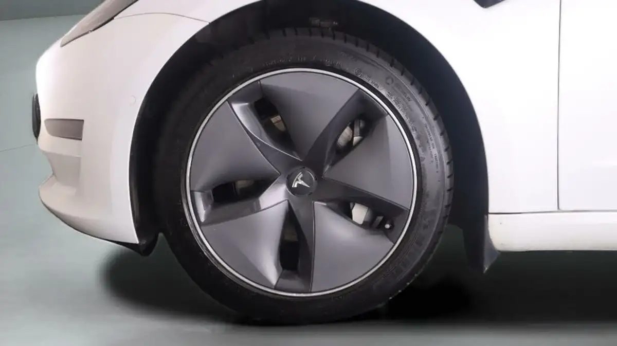 2021-tesla-model-3-e-long-range-awd-big-18