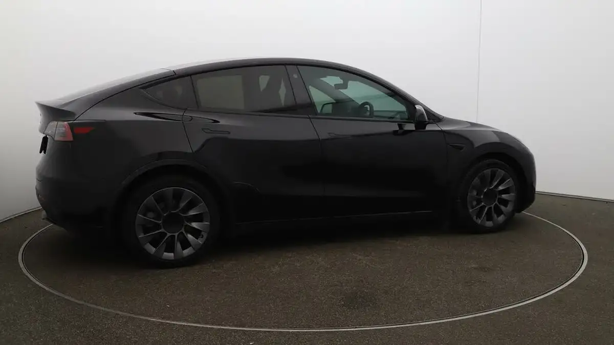 2022-tesla-model-y-e-long-range-big-42