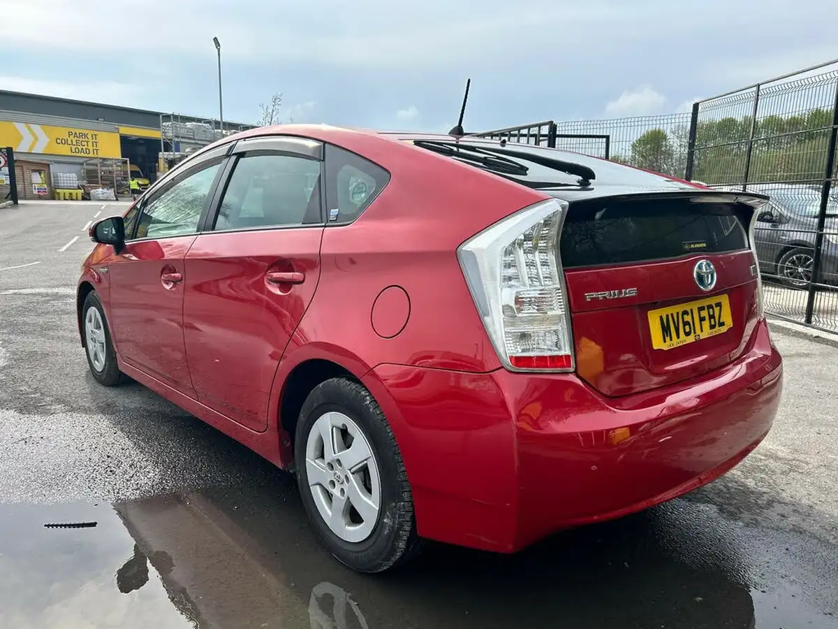 2012-toyota-prius-big-17