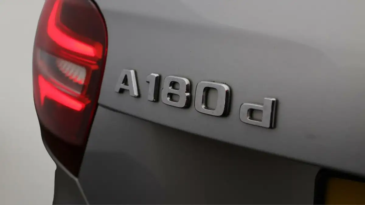 2017-mercedes-benz-a-class-15d-a180d-sport-premiumss-7g-dct-big-18