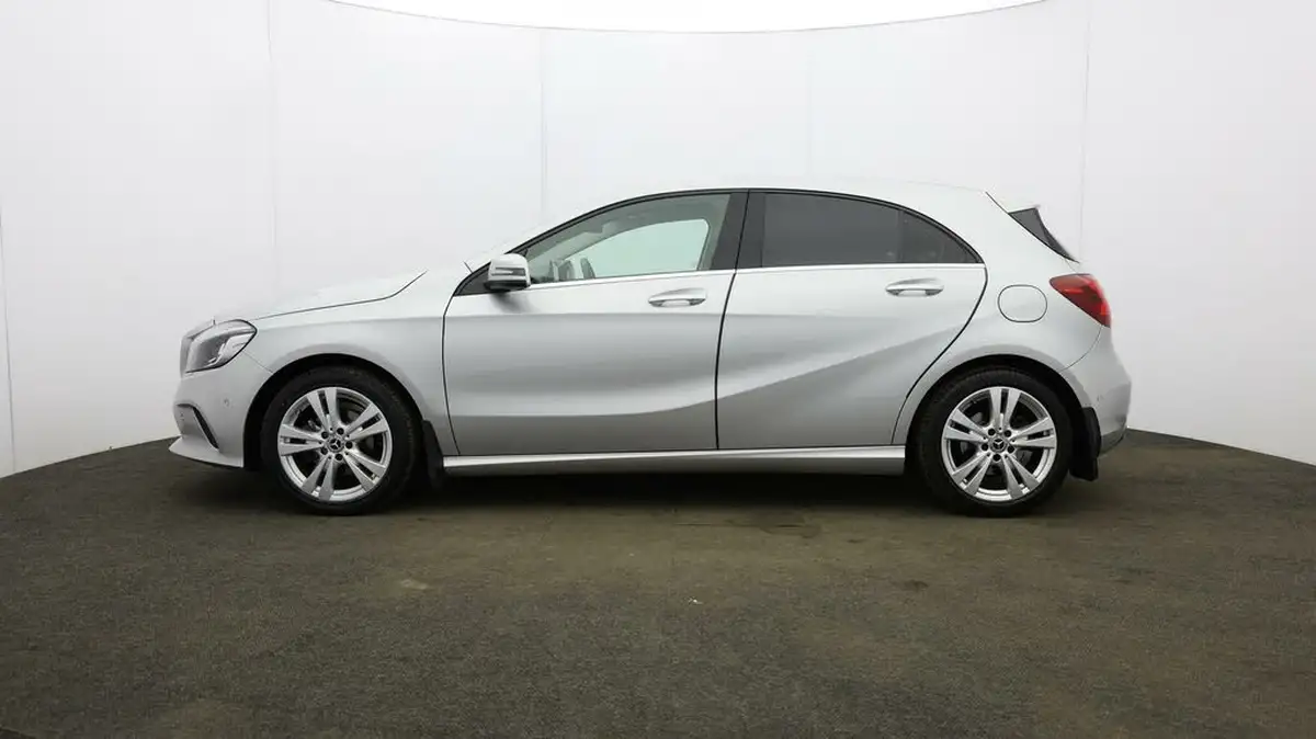 2017-mercedes-benz-a-class-15d-a180d-sport-premiumss-7g-dct-big-59