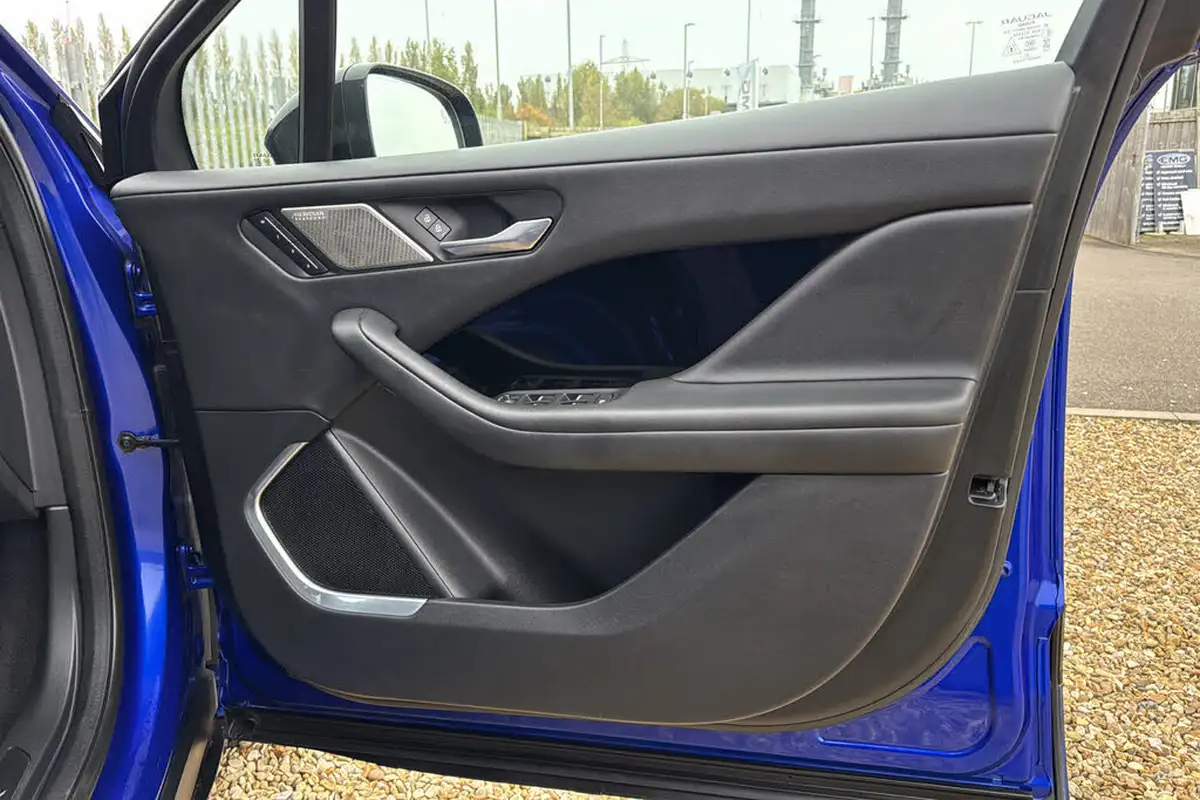2022-jaguar-i-pace-ev400-black-big-24