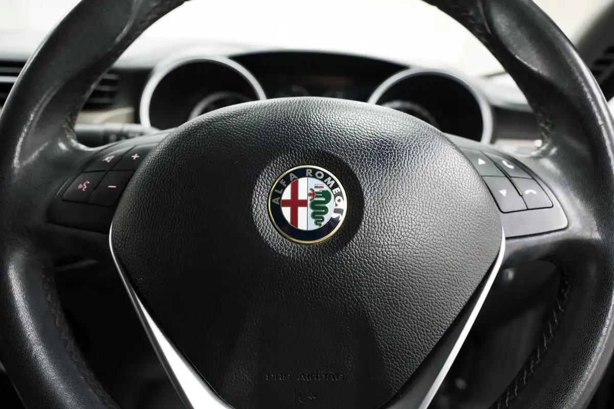 2014-alfa-romeo-giulietta-14-distinctive-multiair-170bhp-big-18