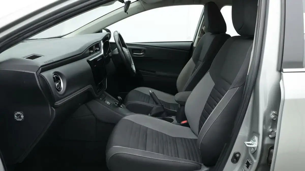 2018-toyota-auris-18-vvt-i-hsd-icon-tech-hatchback-big-14