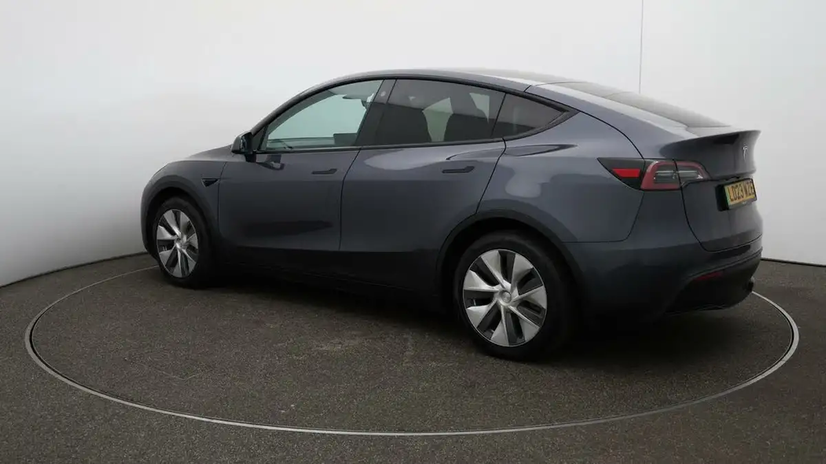 2023-tesla-model-y-e-rwd-big-26
