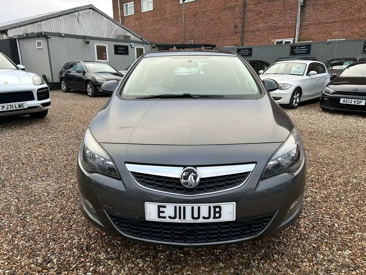 2011-vauxhall-astra-16-sri-vvt-16v-115ps-hatchback-5d-auto-big-1
