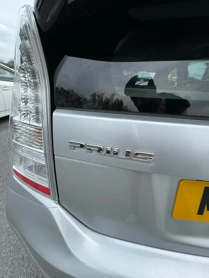 2010-toyota-prius-big-13