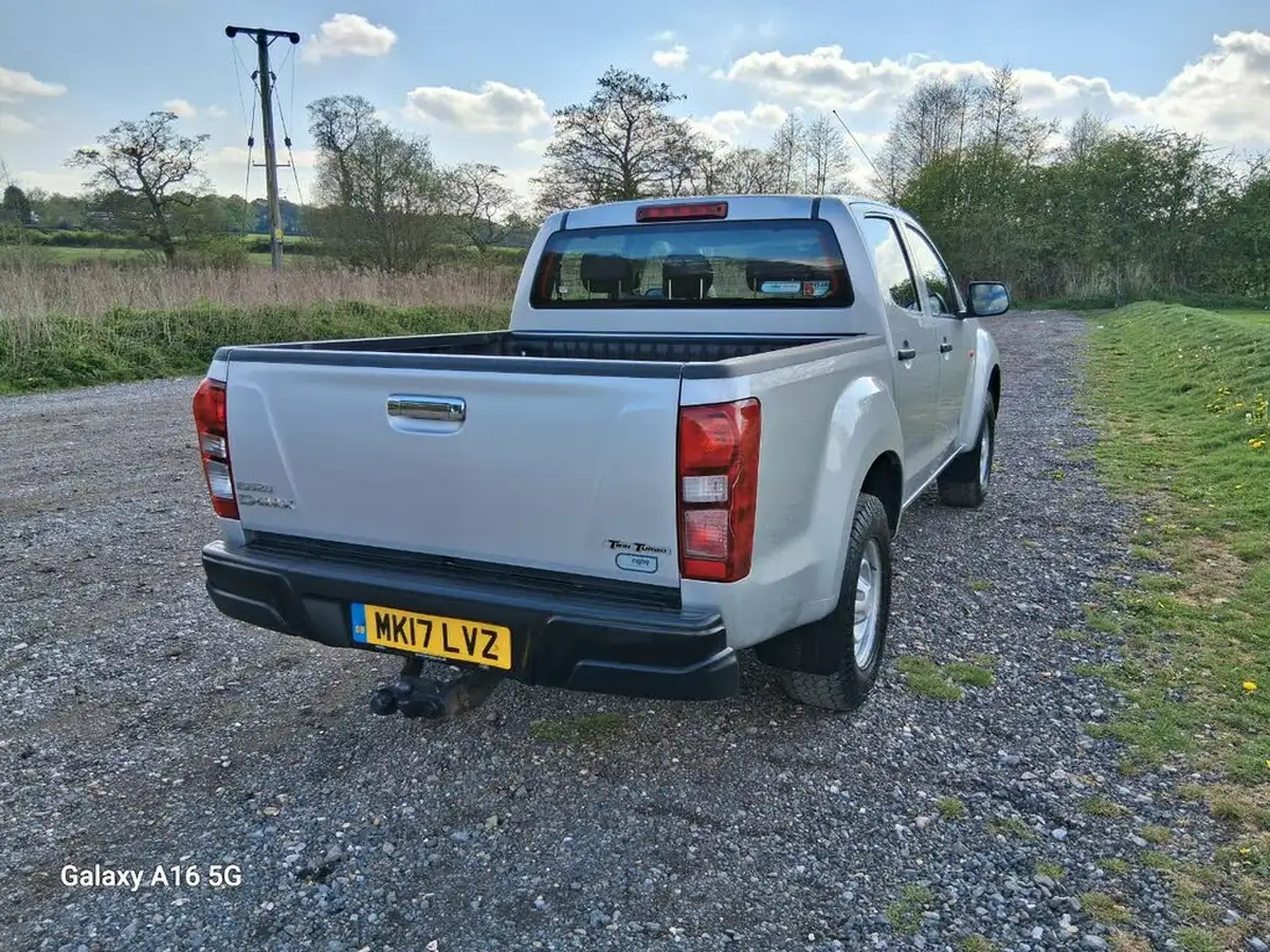 2017-isuzu-d-max-25td-4x4-double-pickup-big-3