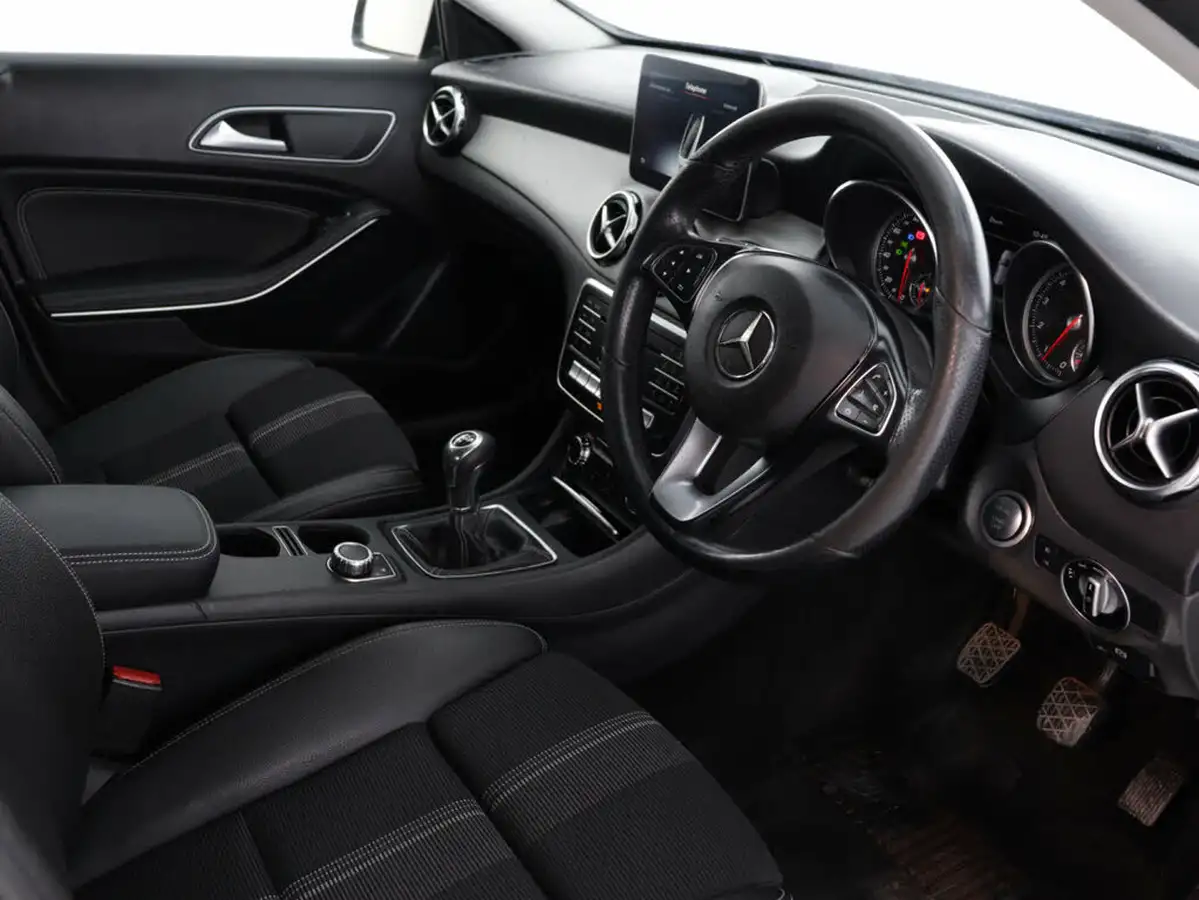 2019-mercedes-benz-gla-class-16-gla-180-urban-edition-big-37