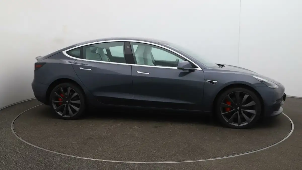 2020-tesla-model-3-e-performance-big-39
