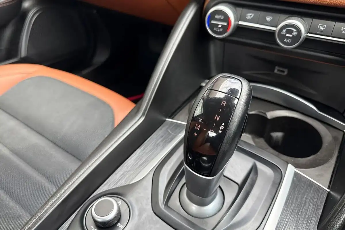 2019-alfa-romeo-giulia-22td-super-big-18