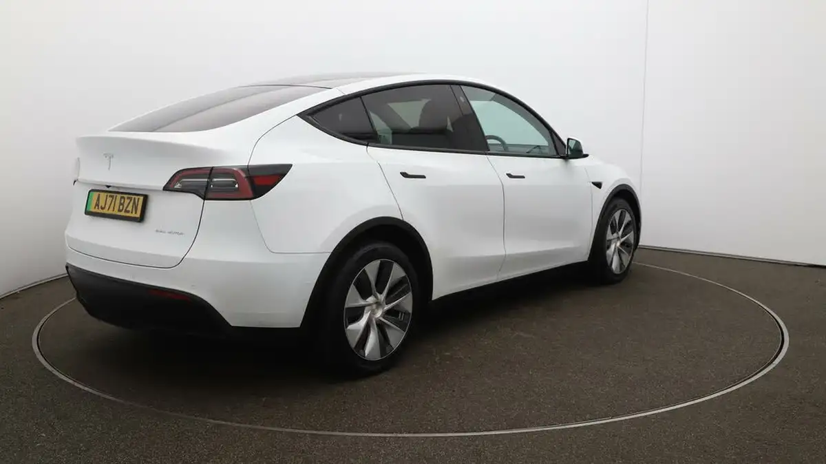 2022-tesla-model-y-e-long-range-big-7