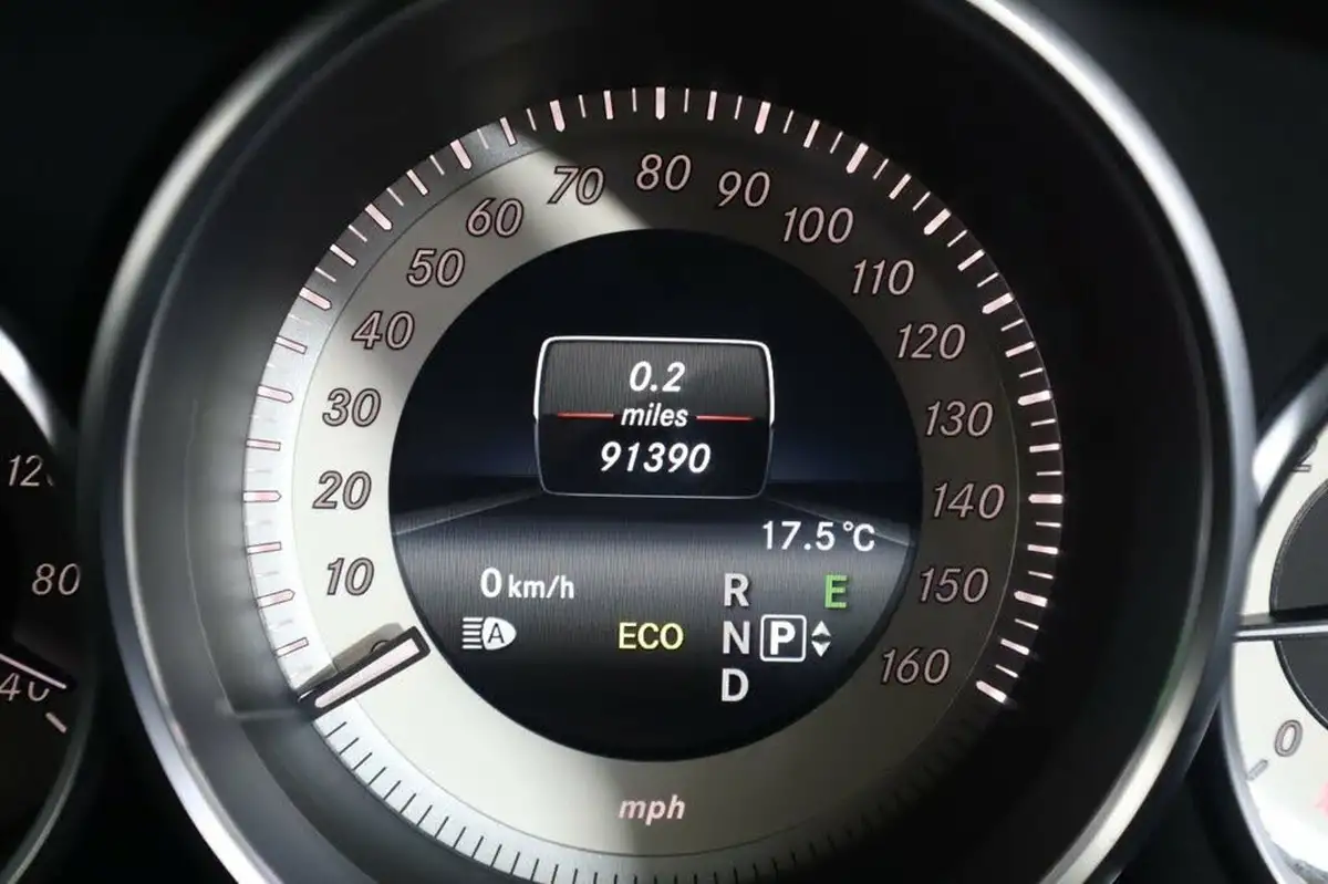 2015-mercedes-benz-cls-class-21td-cls220-amg-line-ss-coupe-4d-big-17