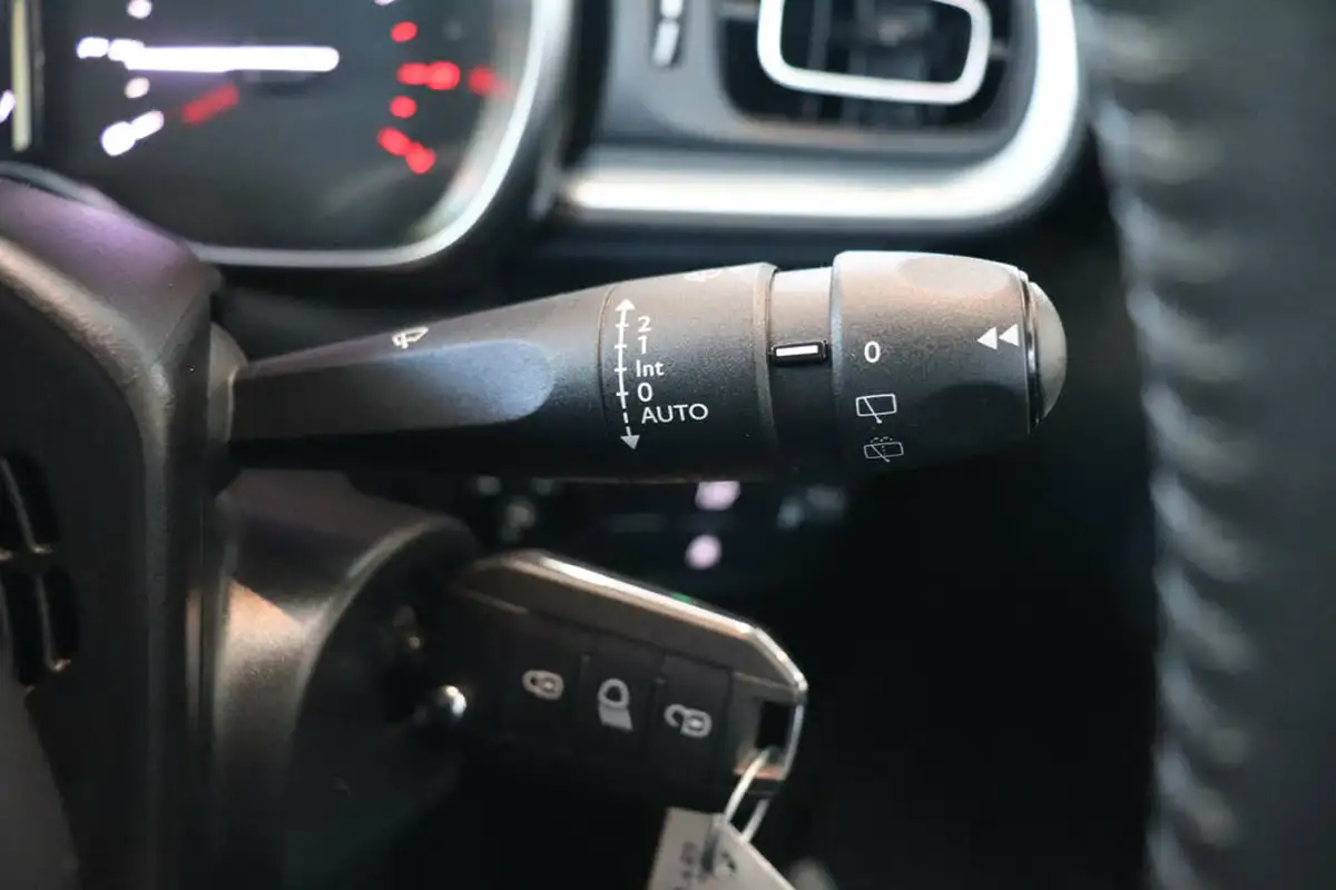 2018-citroen-c3-12-puretech-flair-110ps-ss-eat6-big-45