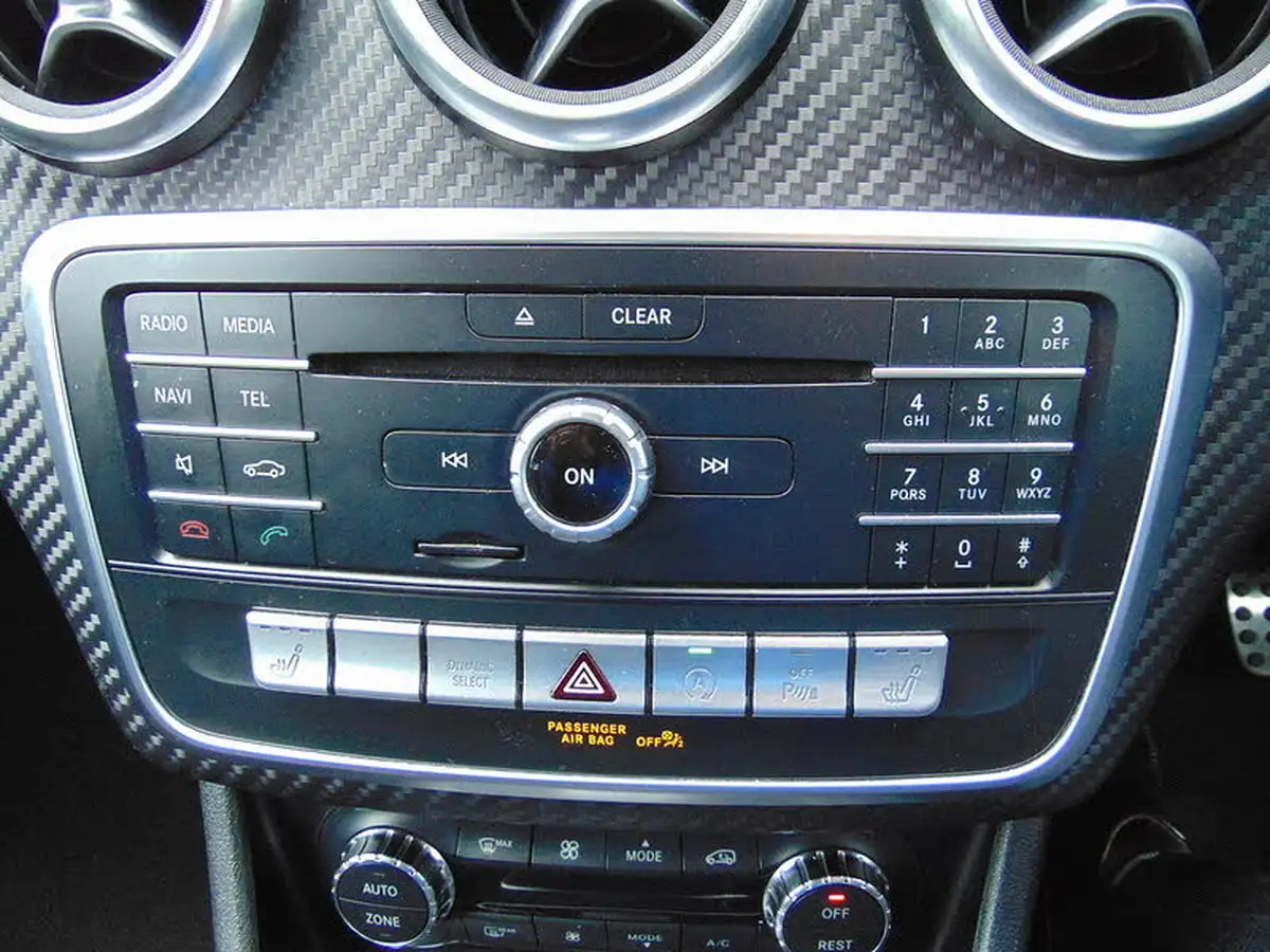 2015-mercedes-benz-a-class-16-a200-amg-line-premiumss-7g-dct-big-30