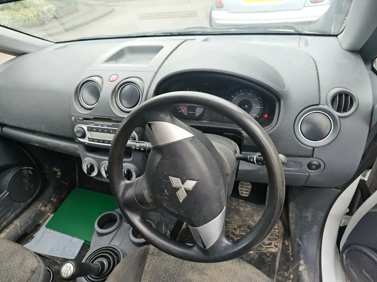 2010-mitsubishi-colt-11-cz1-3d-big-6
