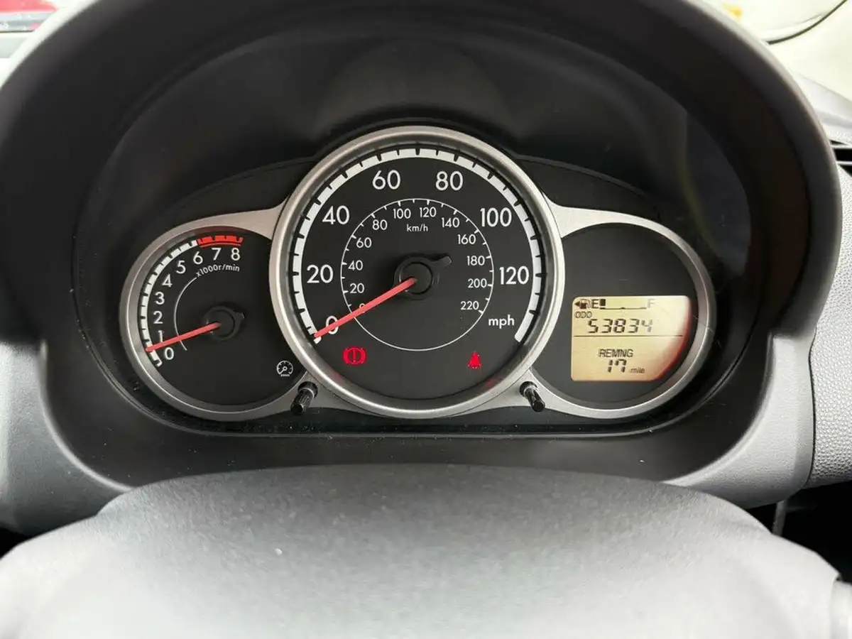 2011-mazda-mazda2-13-tamura-5d-big-19
