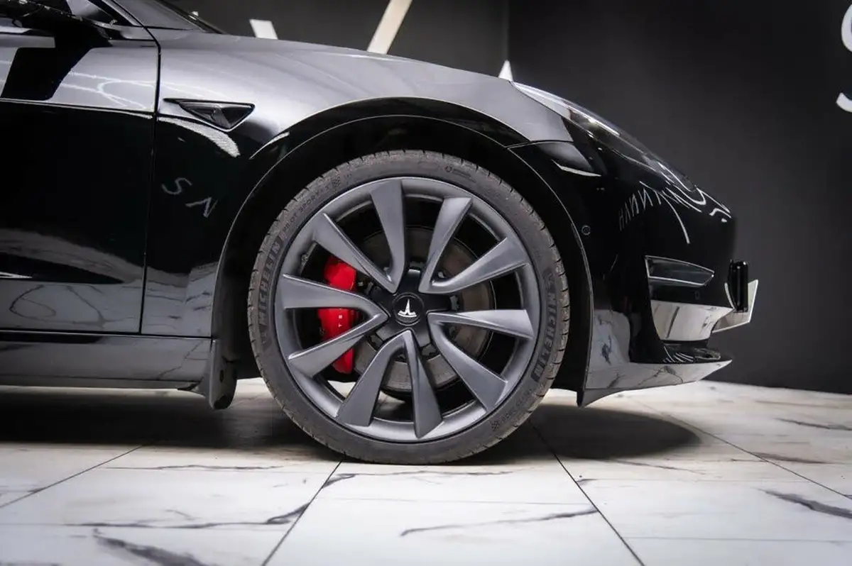 2020-tesla-model-3-e-performance-big-30