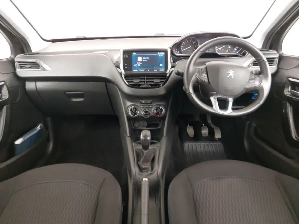 2019-peugeot-208-12-puretech-signature-big-2