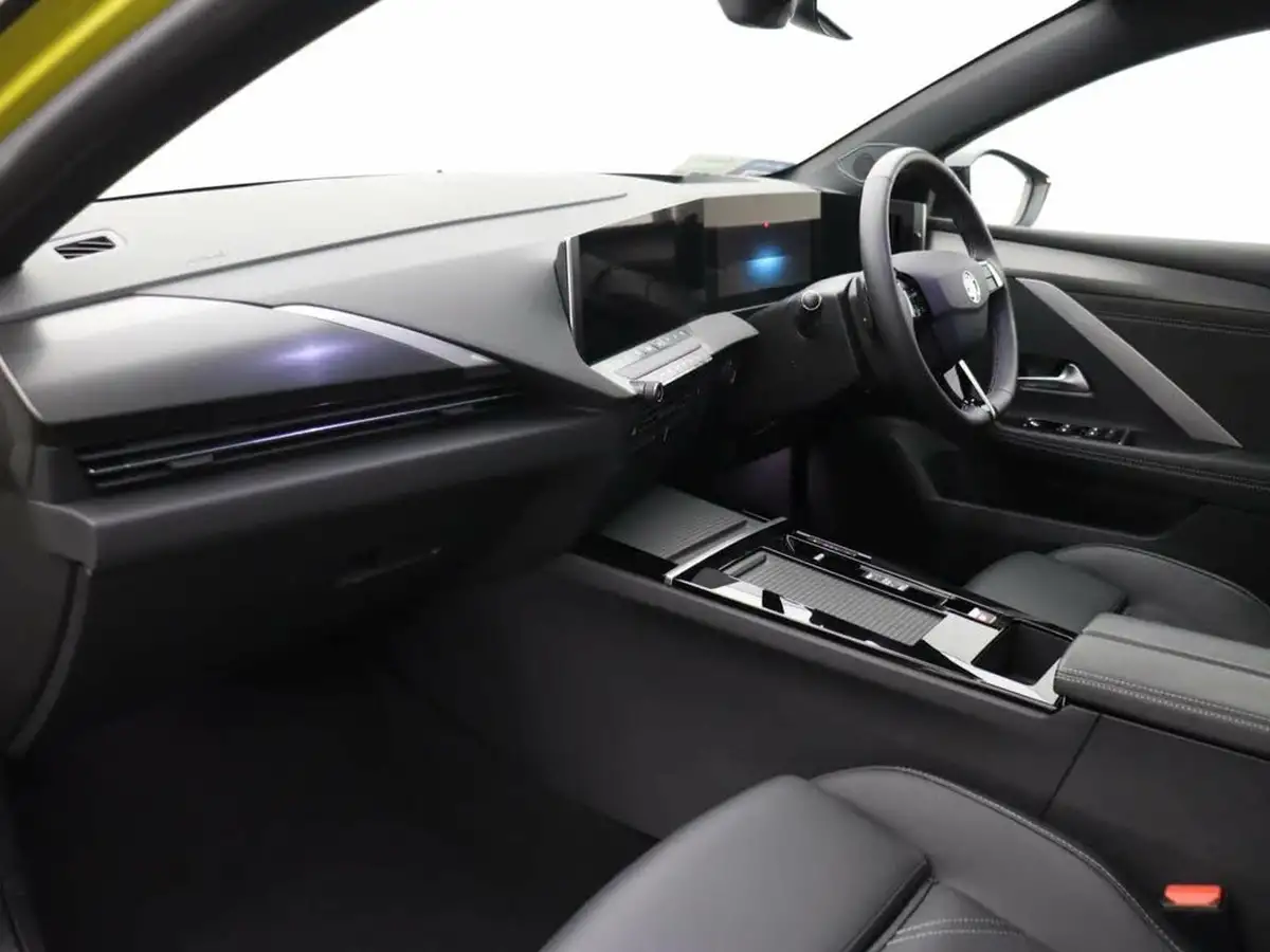 2023-vauxhall-astra-16-ultimate-hatchback-big-11