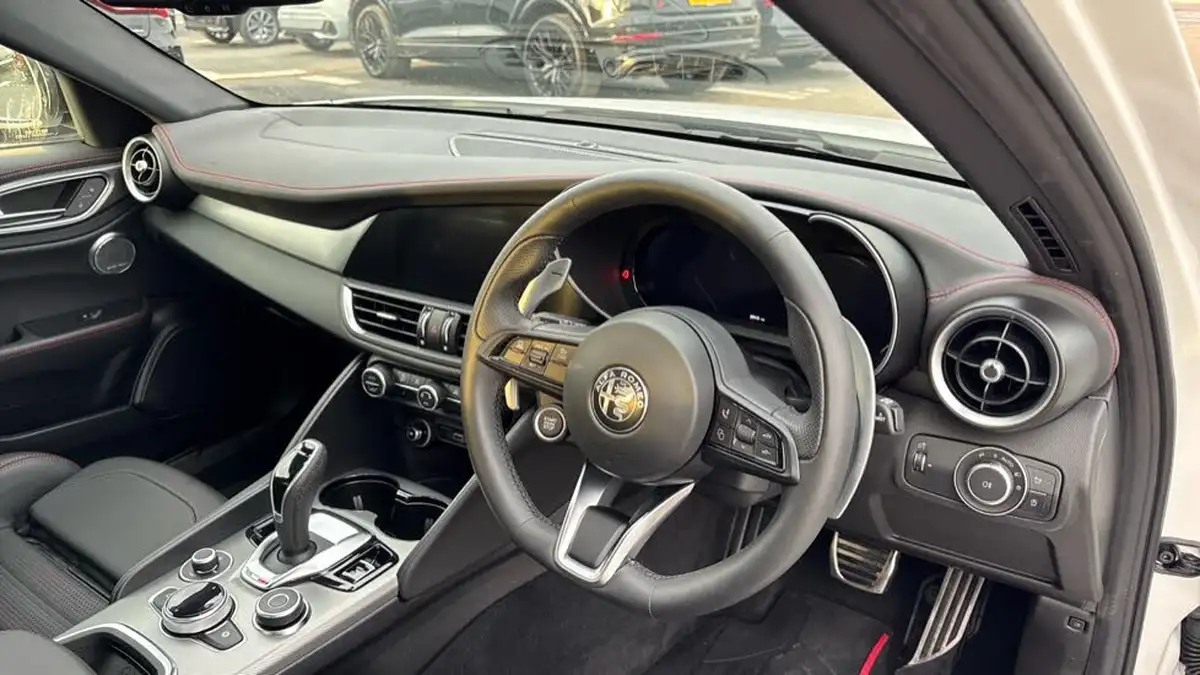 2024-alfa-romeo-giulia-20-tributo-italiano-big-8
