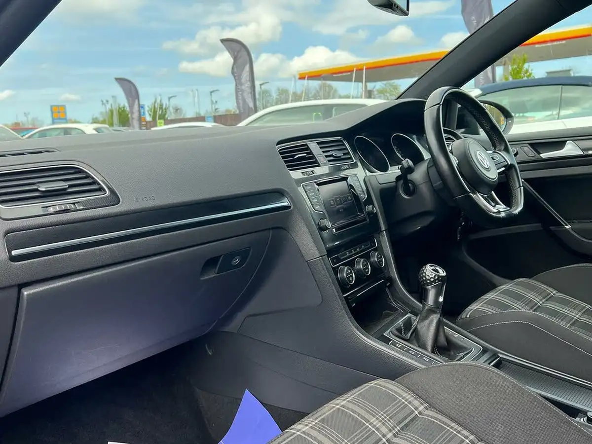 2014-volkswagen-golf-20tdi-gtd-bmt-5d-big-23