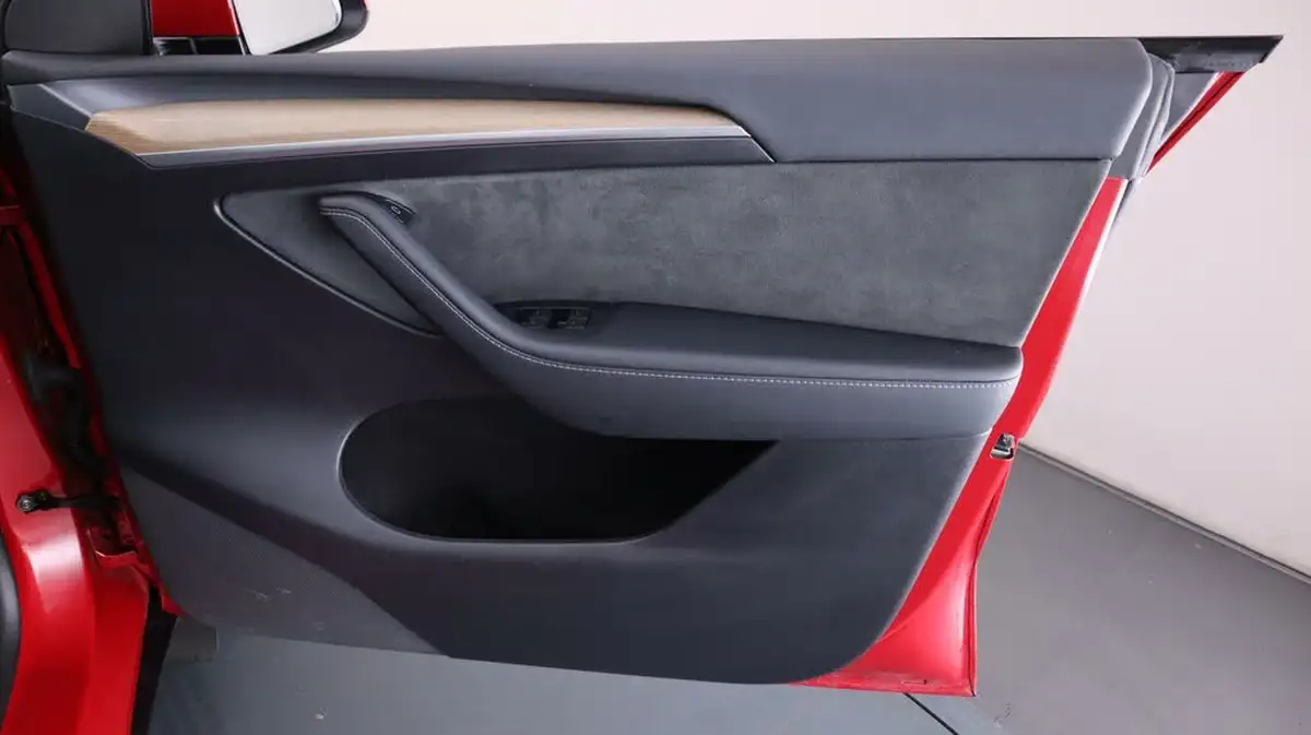 2023-tesla-model-y-e-long-range-big-15