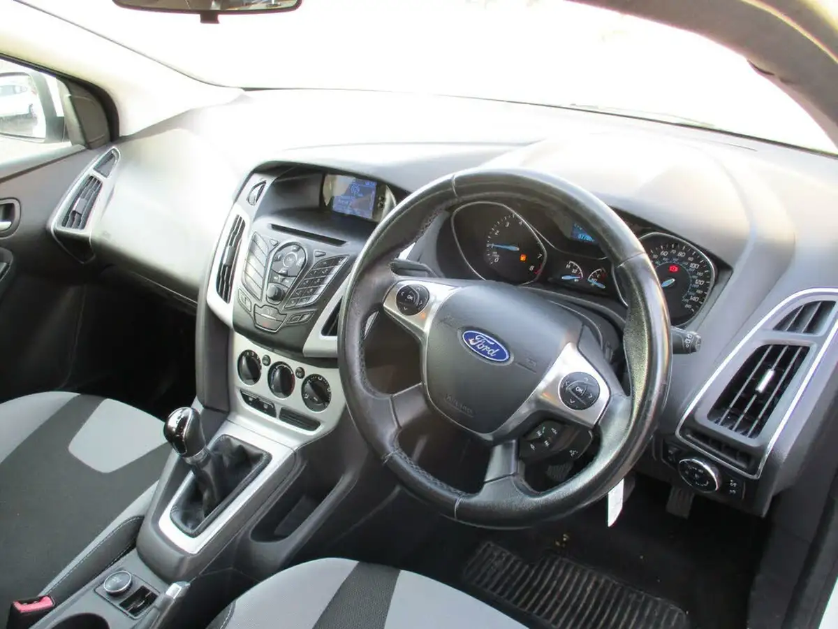 2012-ford-focus-16-zetec-ti-vct-105ps-hatchback-big-5