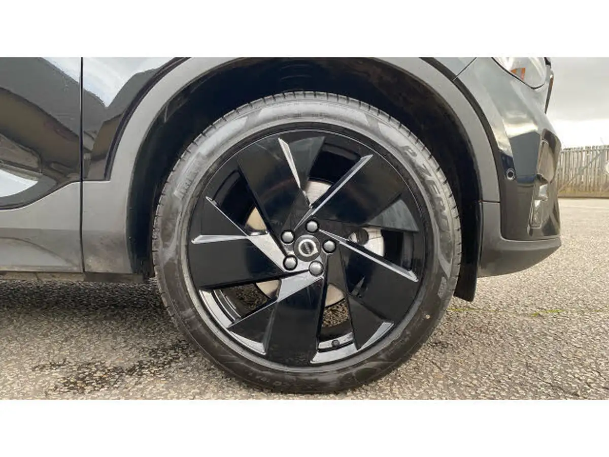 2024-volvo-xc40-20-b3-ultra-black-edition-big-15