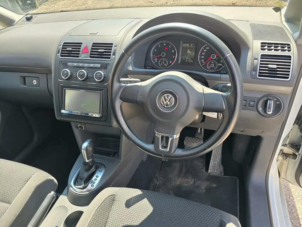 2014-volkswagen-touran-big-41