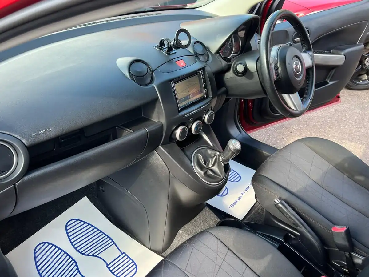 2013-mazda-mazda2-13-venture-big-31