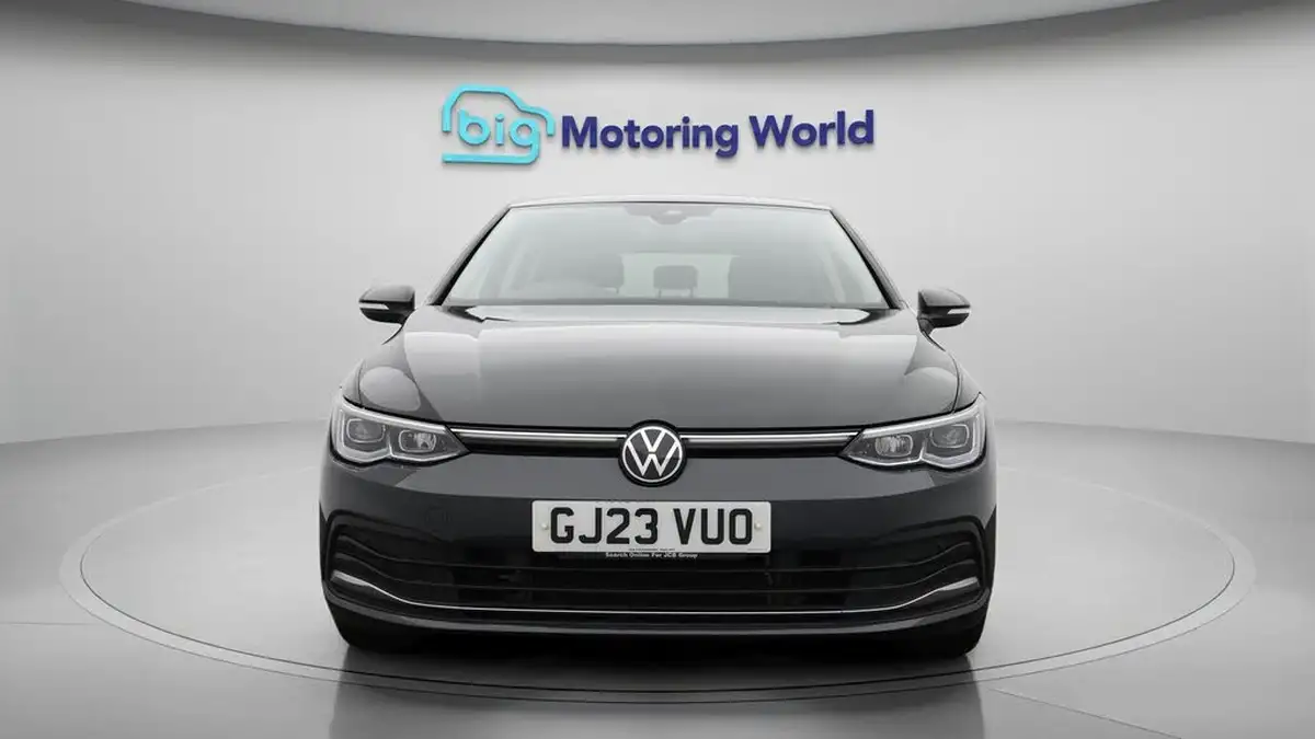 2023-volkswagen-golf-14-tsi-ehybrid-style-big-2