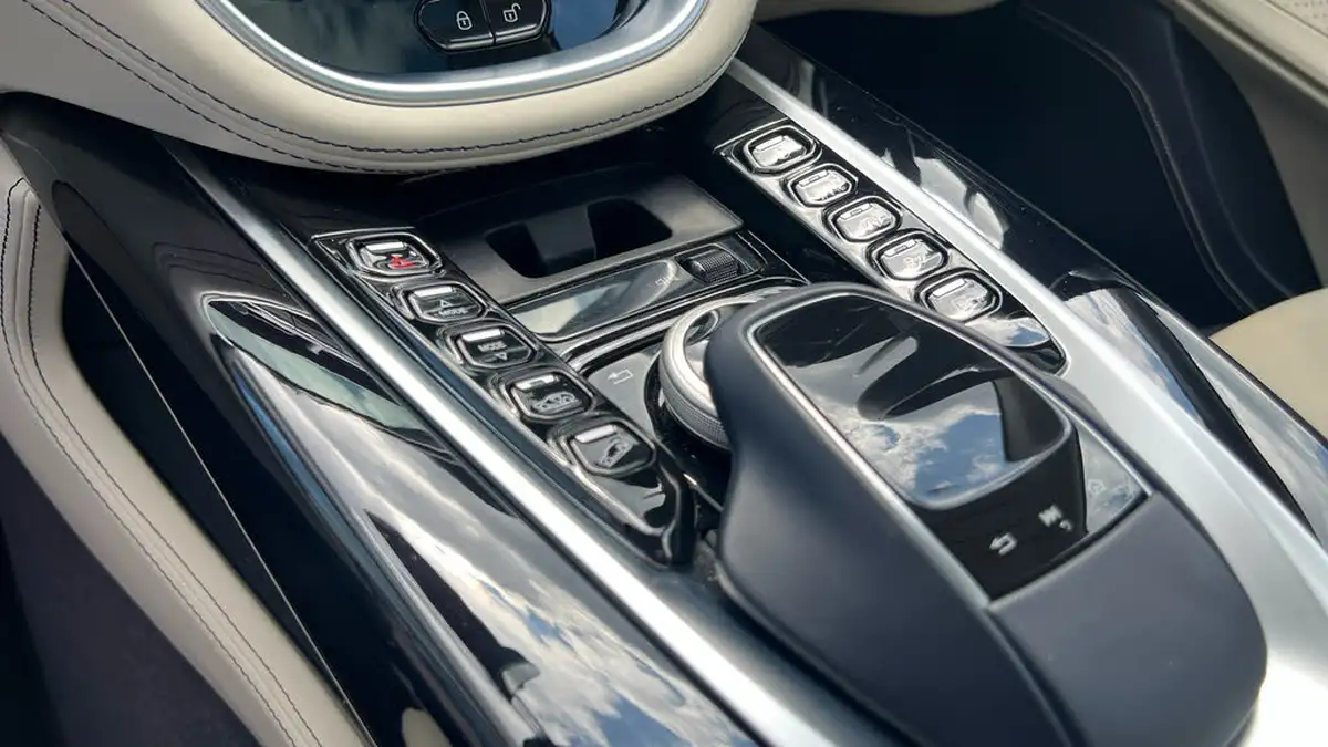 2022-aston-martin-dbx-40-v8-big-23
