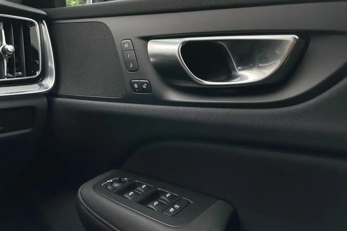 2025-volvo-v60-20-b4-plus-station-wagon-big-41
