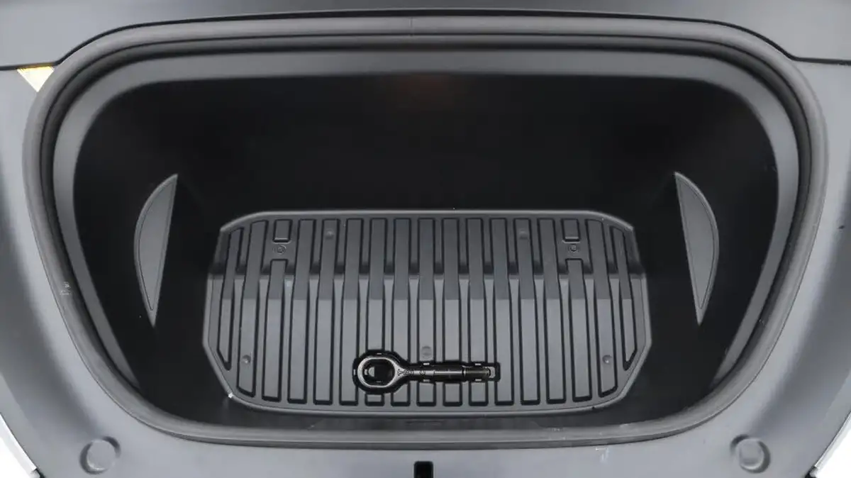 2022-tesla-model-y-e-long-range-big-19