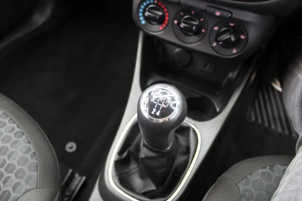 2015-vauxhall-corsa-14-sting-3d-big-29