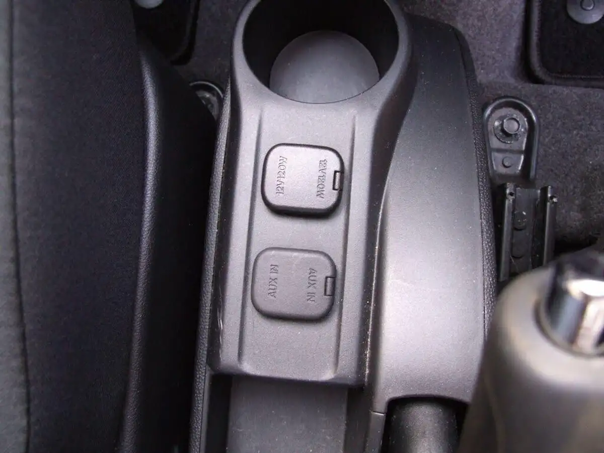 2011-mazda-mazda2-13-ts2-5d-big-37
