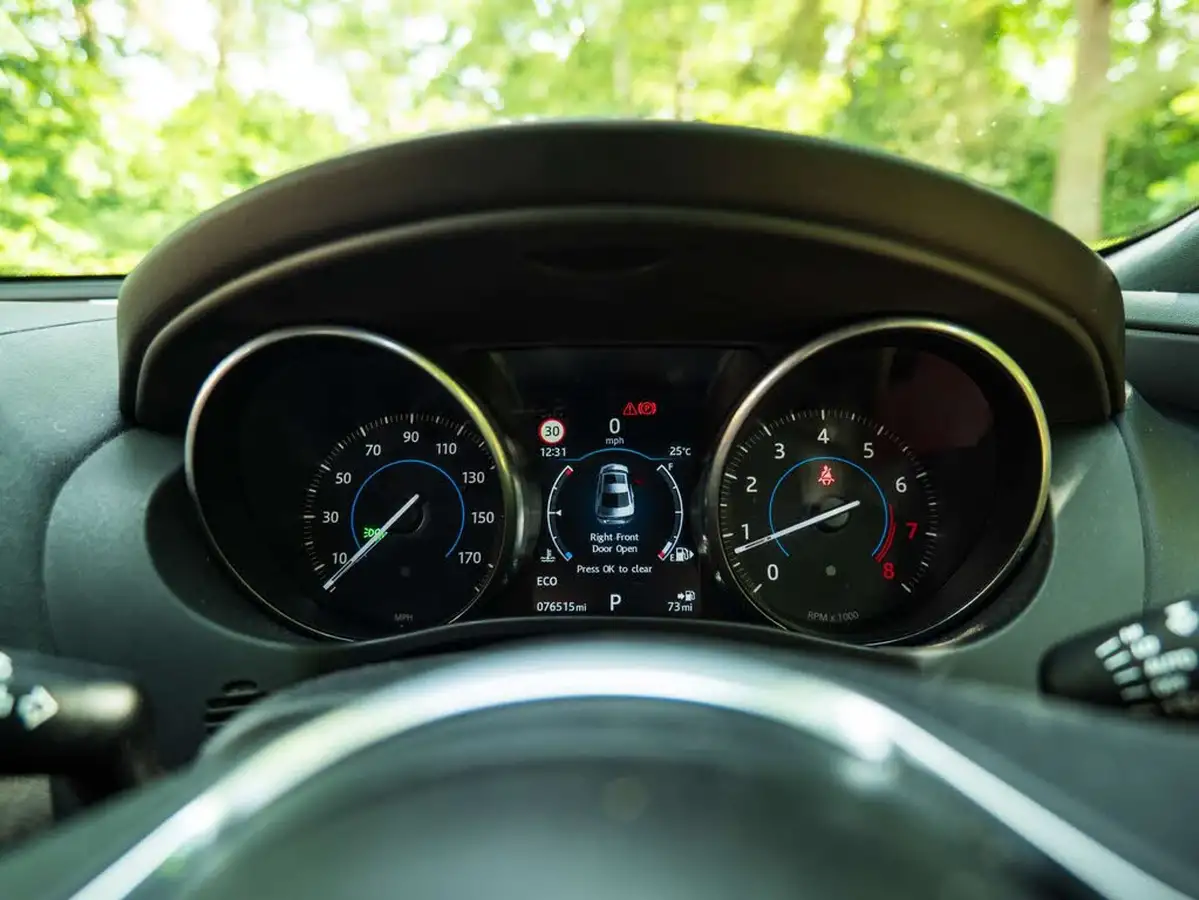 2016-jaguar-xe-20i-r-sport-240ps-big-26
