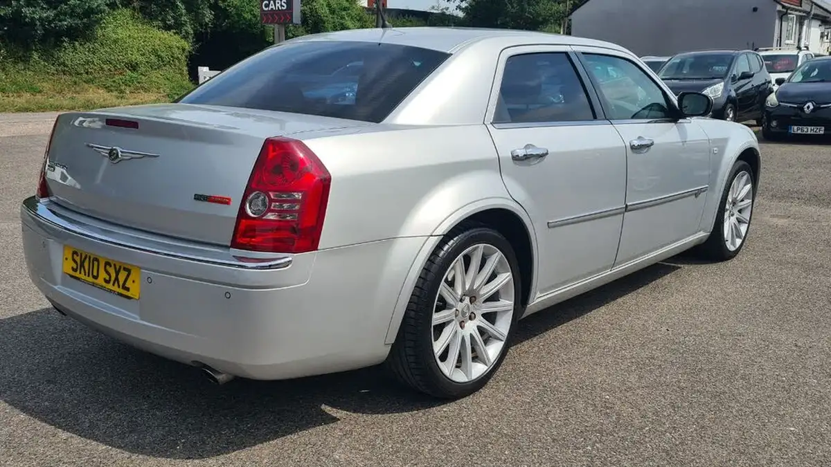 2010-chrysler-300c-30td-srt-design-saloon-4d-big-3