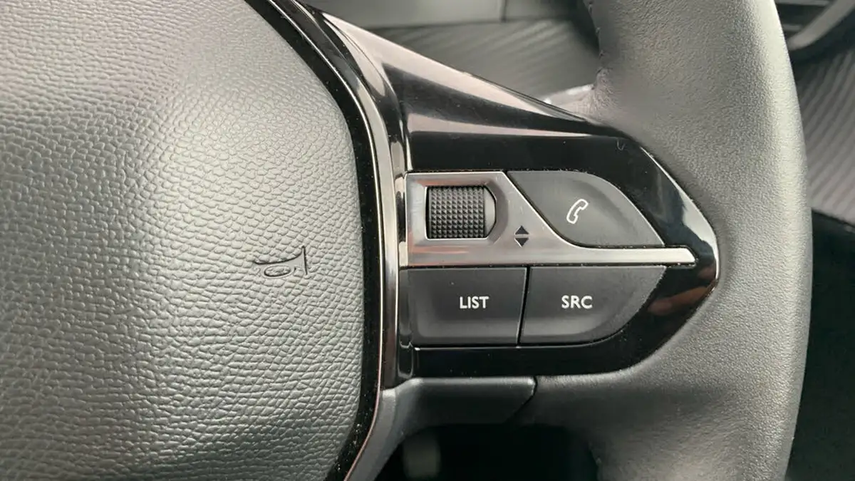 2022-peugeot-208-e-allure-premium-big-23