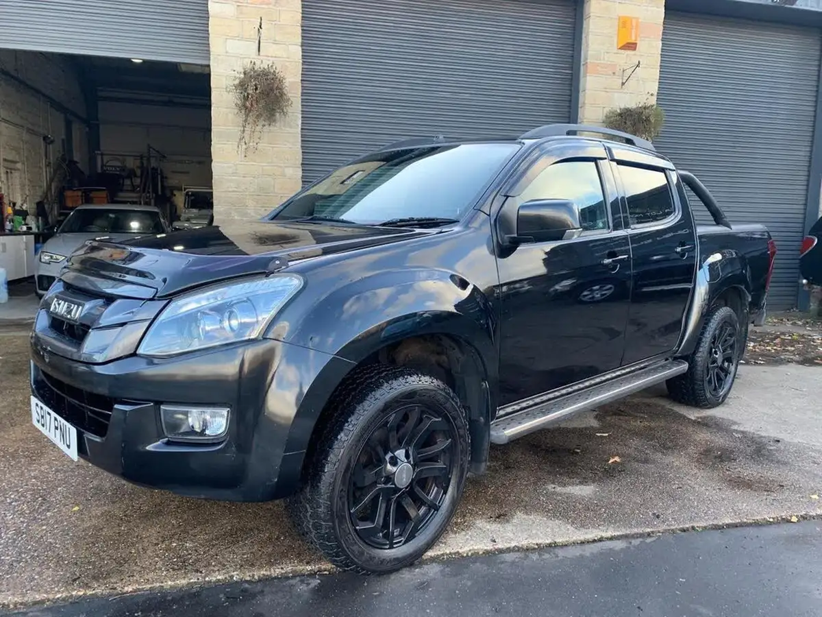 2017-isuzu-d-max-25td-venetian-red-blade-big-4