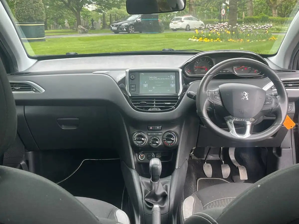 2015-peugeot-208-12-style-puretech-3d-big-8