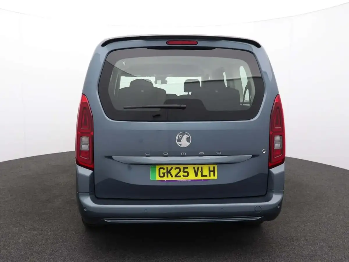 2024-vauxhall-combo-life-e-design-xl-big-3