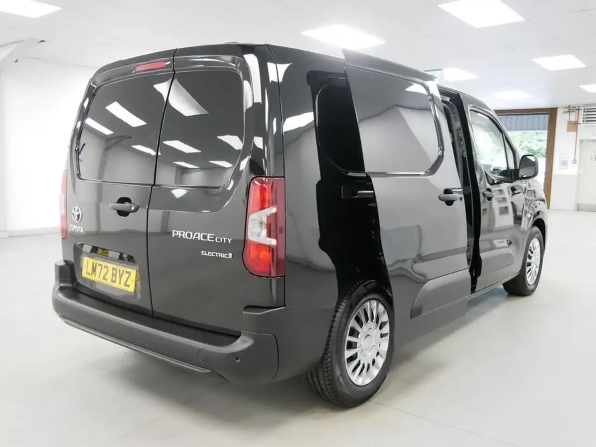 2022-toyota-proace-city-e-icon-l2-big-24