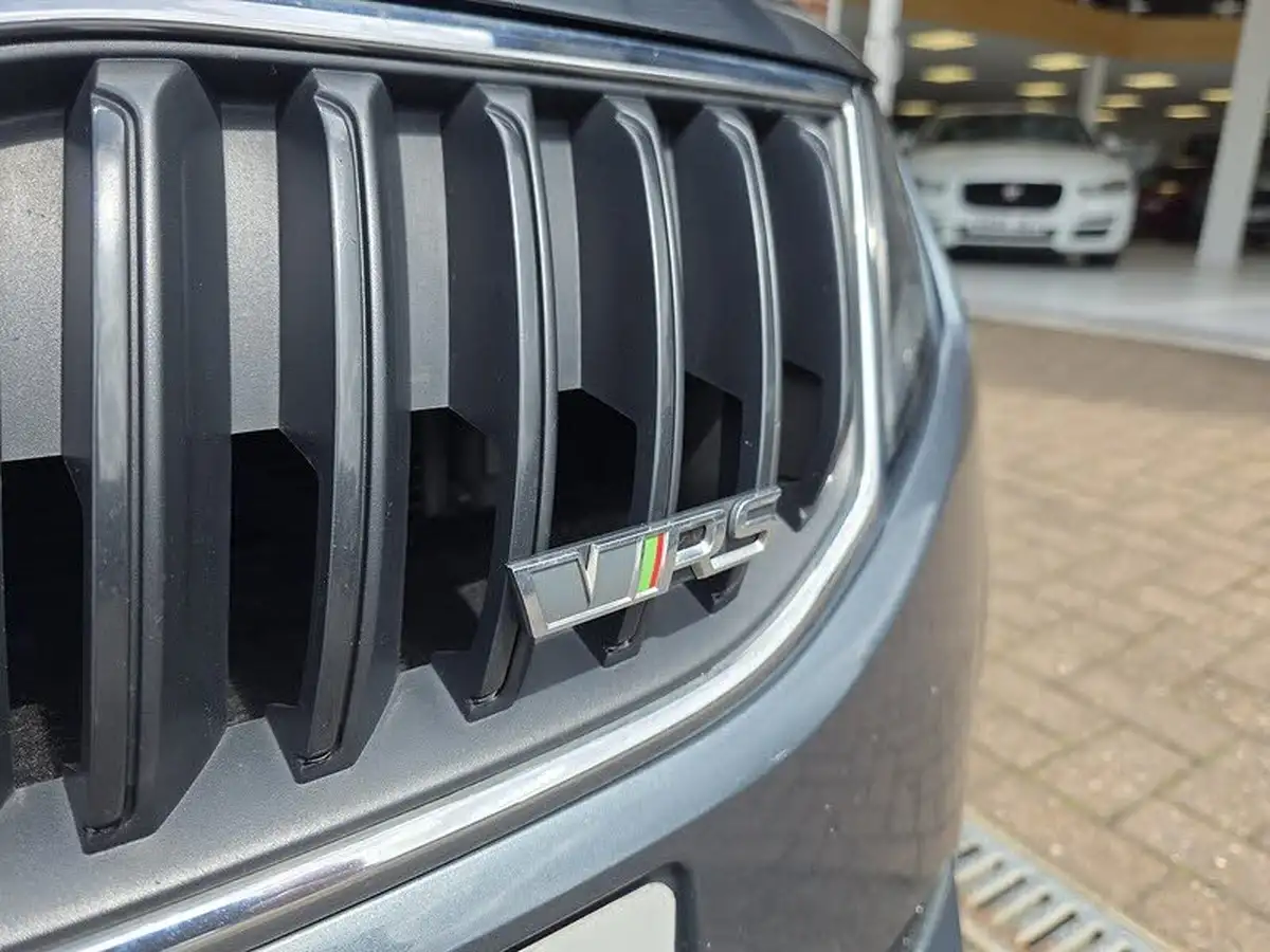 2017-skoda-octavia-20tdi-vrs-estate-big-27