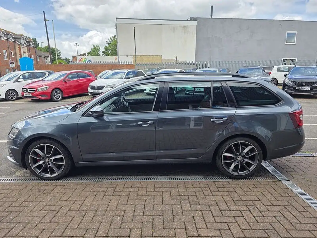2017-skoda-octavia-20tdi-vrs-estate-big-3