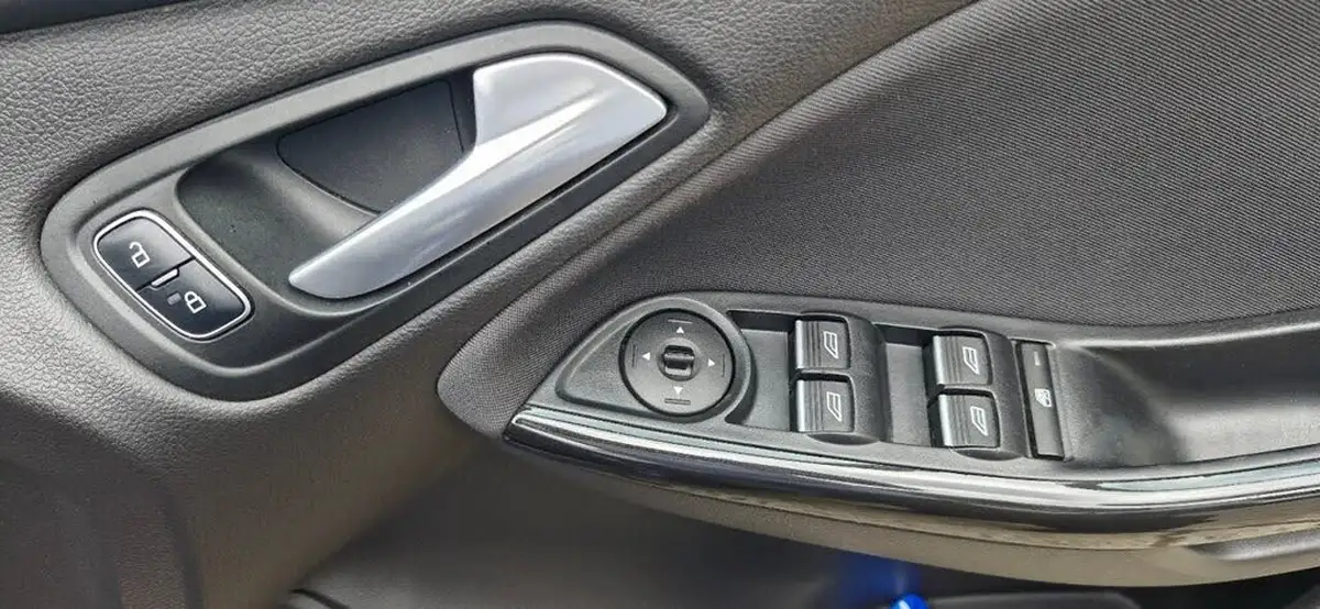 2015-ford-focus-10-titanium-t-125ps-hatchback-big-38