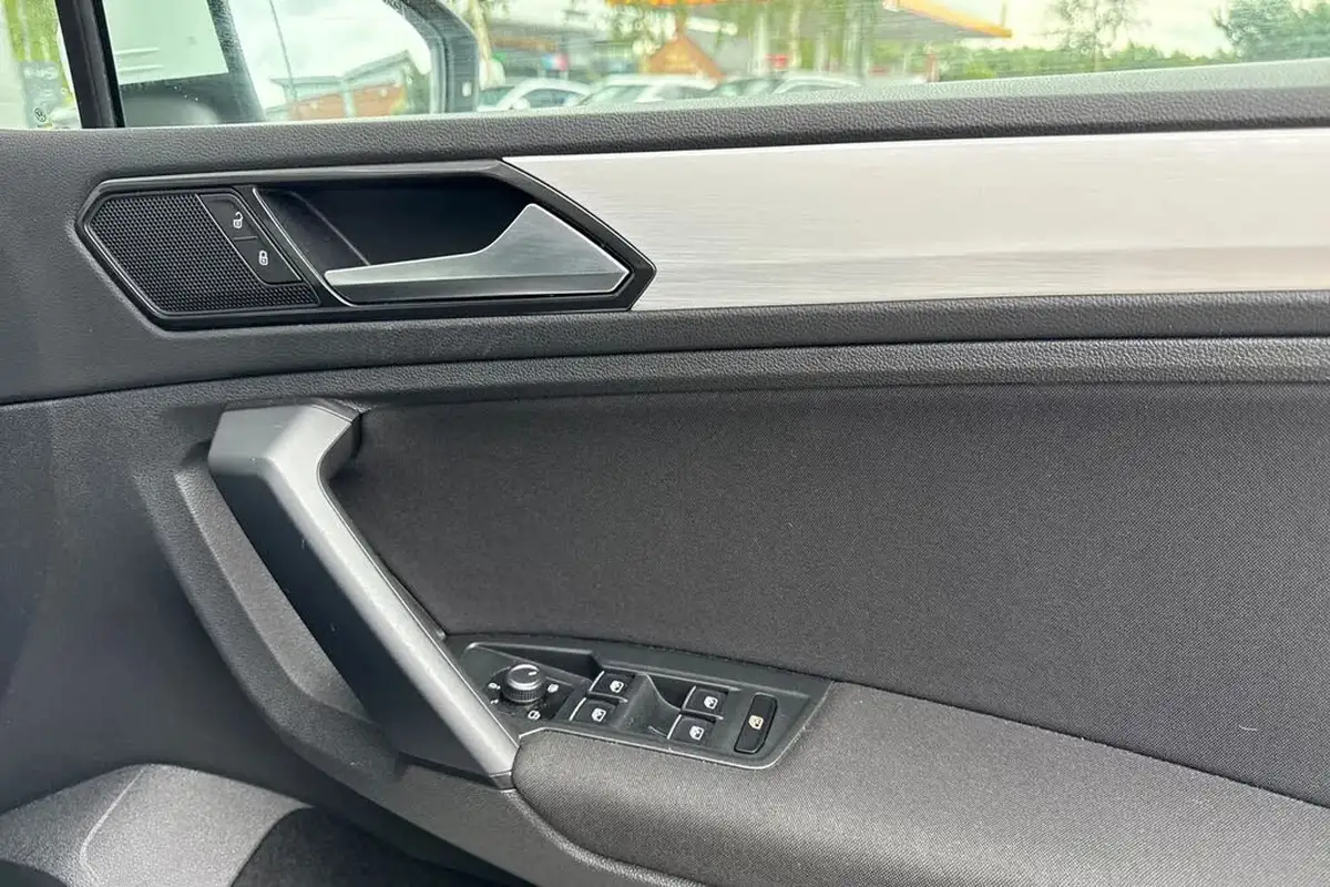 2018-volkswagen-tiguan-20tdi-se-navigation-150ps-4motion-ss-dsg-big-17